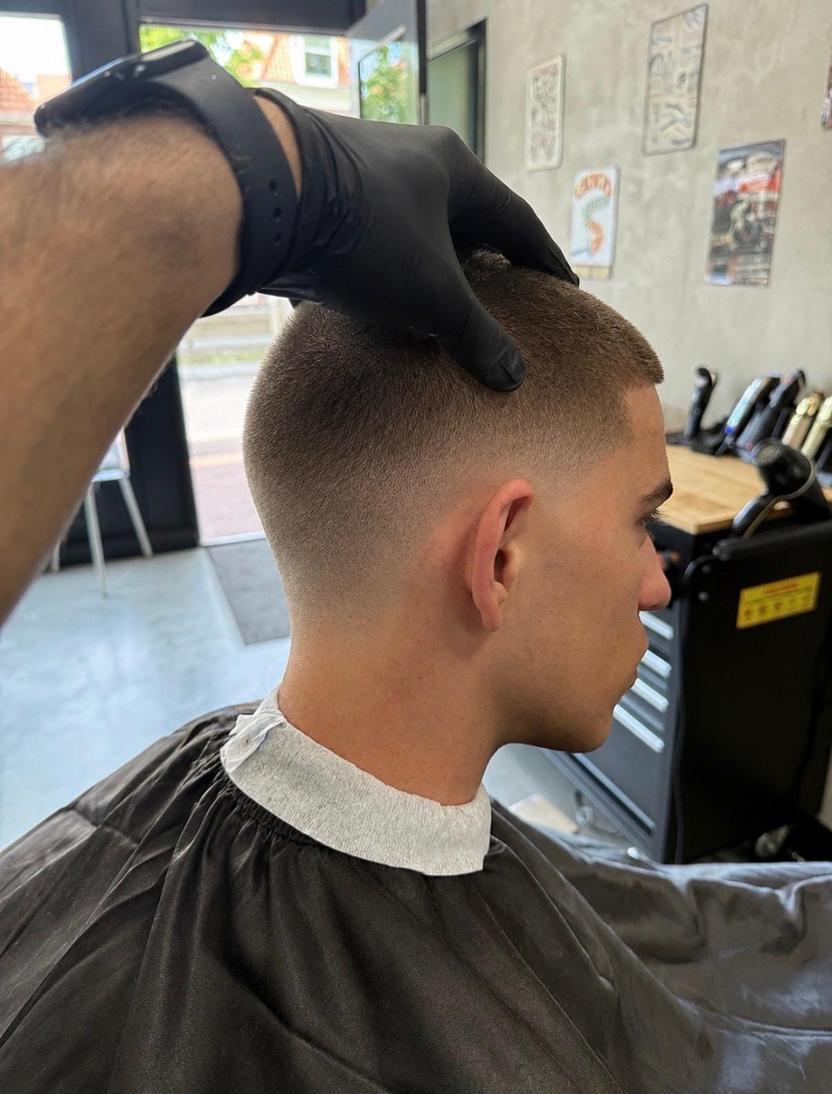 Korte buzz cut met een strakke skin fade bij Berkay's Barbershop in Hoorn