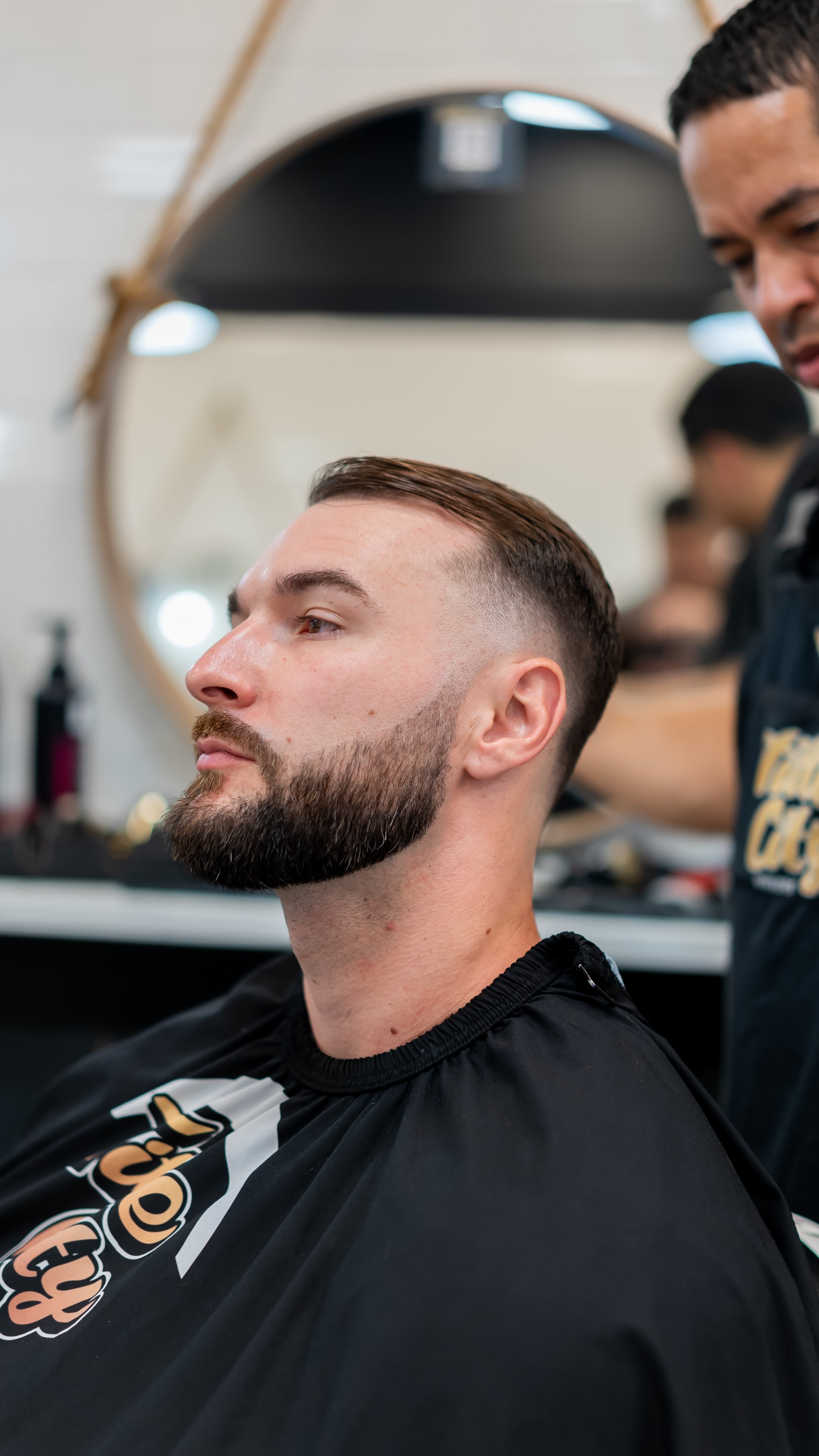 Professioneel getrimde baard met strakke contouren bij een barbier in Hoorn