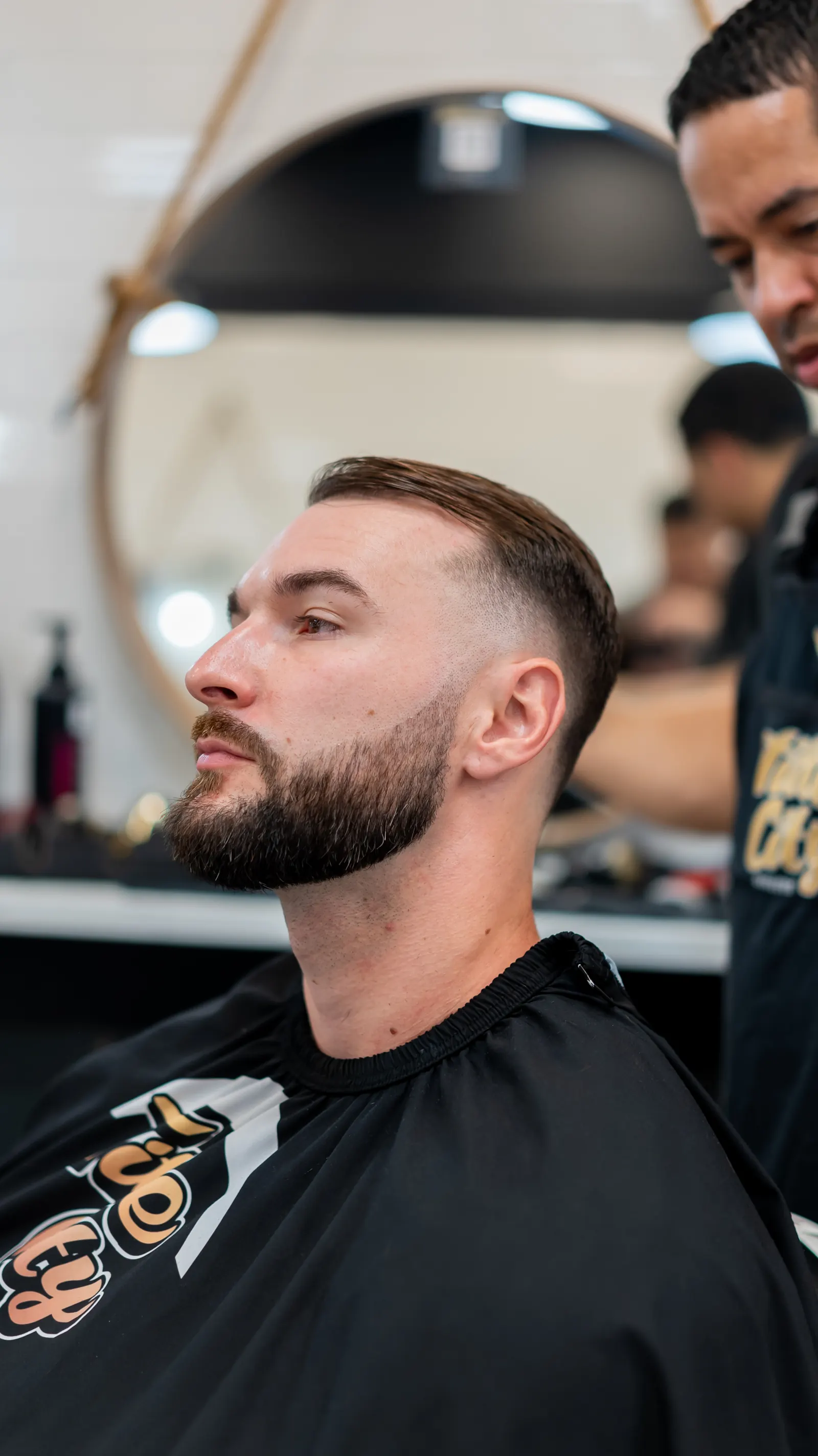 Professioneel getrimde baard met strakke contouren bij een barbier in Hoorn