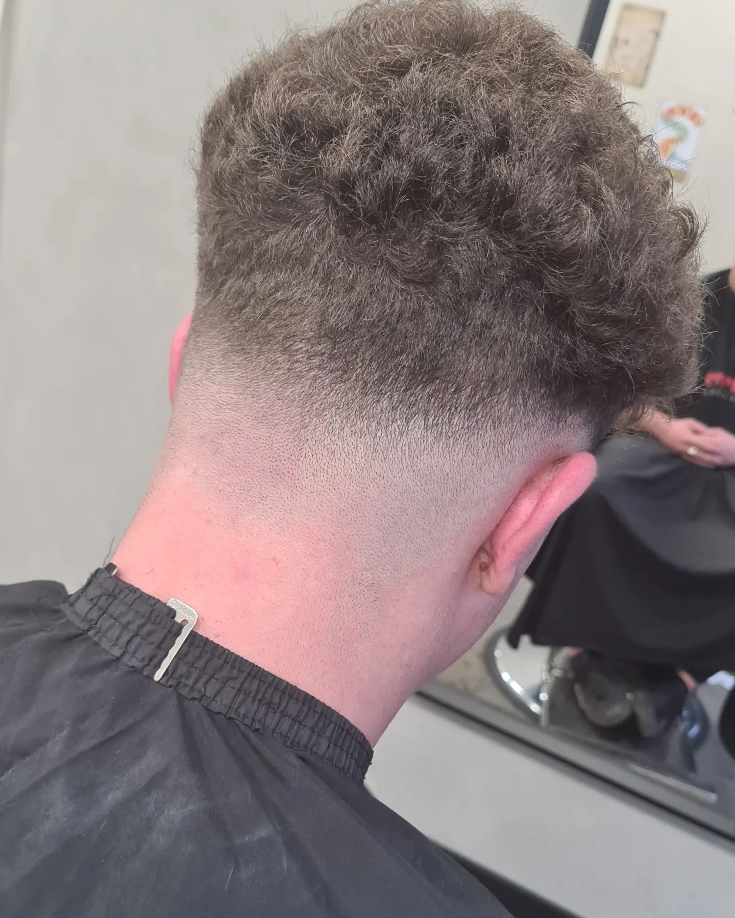 Achteraanzicht van kort haar met een glad verlopende low skin fade