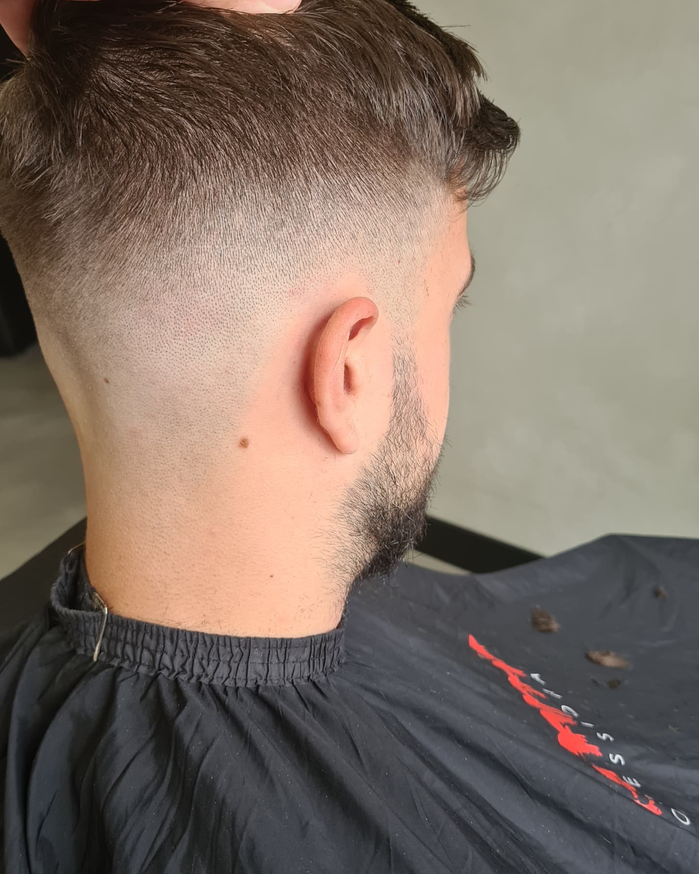 Donkere kuif met mid skin fade en professioneel gevormde baard